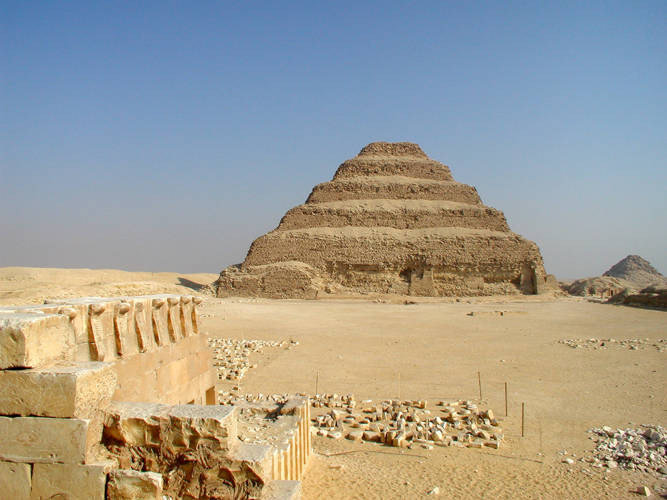 La-Pirámide-escalonada-de-Saqqara 1
